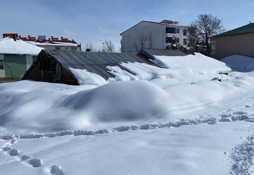 Tek katlı evler kara g&ouml;m&uuml;ld&uuml;! 2 metreyi buldu... Evlerin etrafında yoğun &ccedil;aba