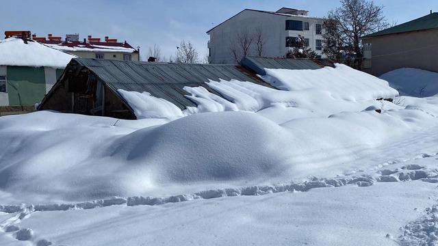 Tek katlı evler kara gömüldü! 2 metreyi buldu... Evlerin etrafında yoğun çaba