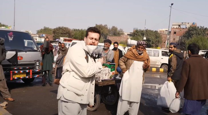 Ünlü Youtuber Alper Rende o ülkeye gitti... İğrenç görüntüler görenleri şaşırttı! Herkesin içinde pantolonunu indirip... G2