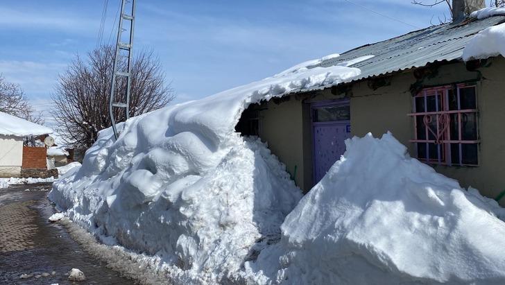 Tek katlı evler kara gömüldü! 2 metreyi buldu... Evlerin etrafında yoğun çaba G3