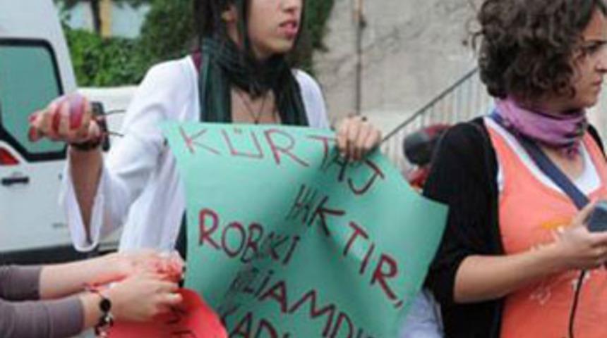 Polise prezervatif attılar