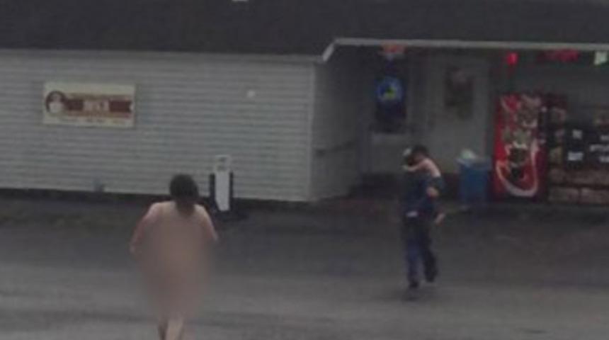 Sokakta &ccedil;ıplak koşan kadın k&ouml;peğini boğazladı