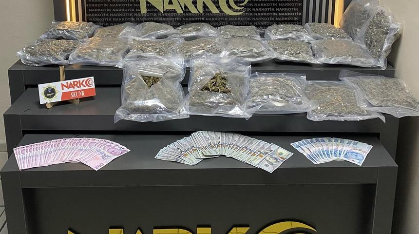 Batman'da bir araçta 11 kilo 462 gram skunk ele geçirildi
