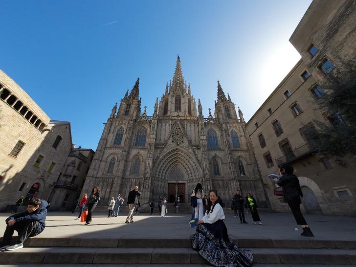 VİNÇLERİN GÖLGESİNDE ZİYARET EDİLİYOR