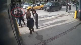 Sokak ortasında polise saldırdılar! Tepki çeken anlar kamerada