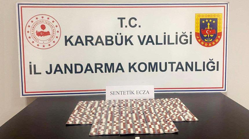 Karab&uuml;k'te uyuşturucu operasyonunda yakalanan 3 zanlı tutuklandı
