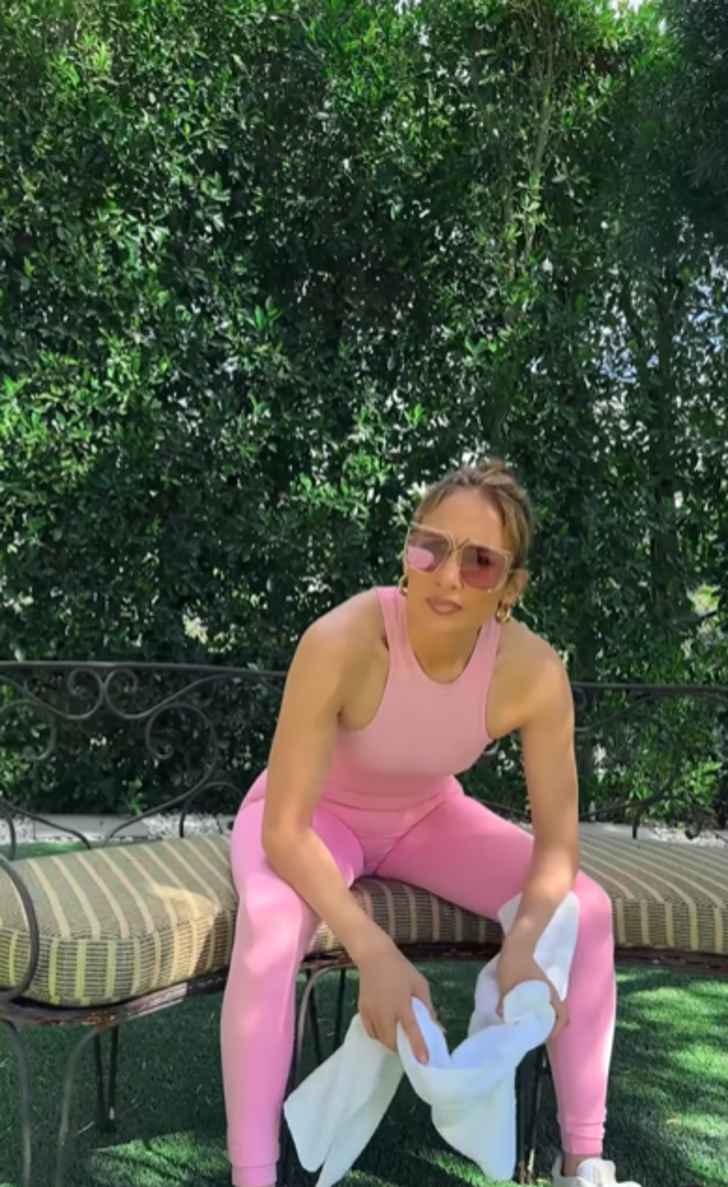 Jennifer Lopez'in 60 milyon dolarlık lüks malikanesinin bahçesinde spor yaptı: "Yıllara meydan okuyor" G1