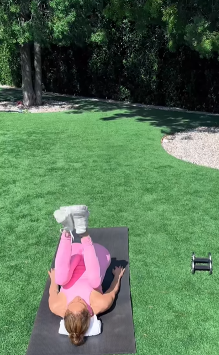 Jennifer Lopez'in 60 milyon dolarlık lüks malikanesinin bahçesinde spor yaptı: "Yıllara meydan okuyor" G2