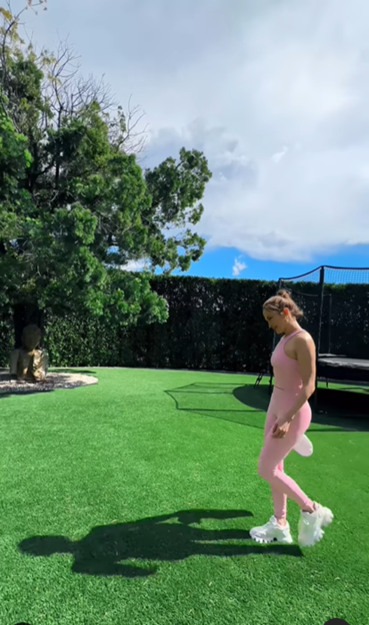 Jennifer Lopez'in 60 milyon dolarlık lüks malikanesinin bahçesinde spor yaptı: "Yıllara meydan okuyor" G3