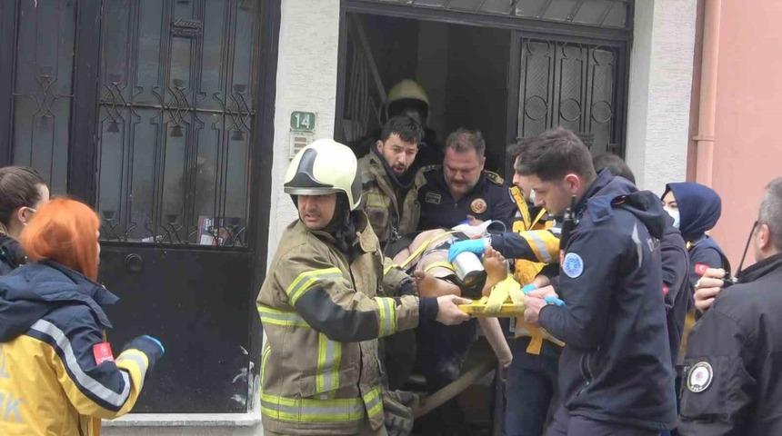 Evde çıkan yangında can pazarı: 2 yaralı