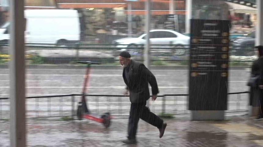 Bursa sağanak yağışa teslim oldu