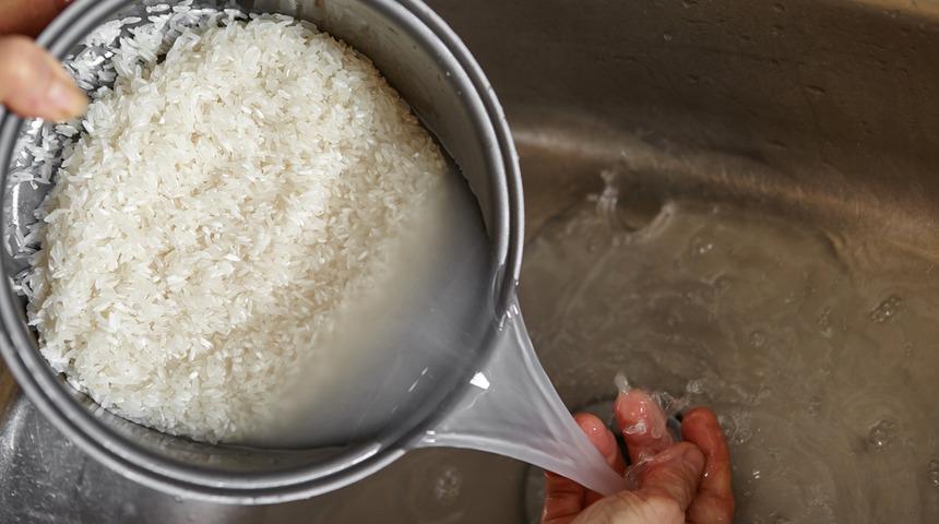 Pirinci ıslattığınız suyu sakın d&ouml;kmeyin! Meğer &ouml;yle bir faydası varmış ki... Duyan şaştı kaldı