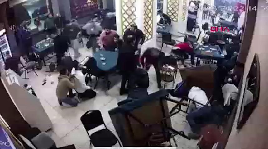 Silah seslerini duyan kendini yere attı! Korku dolu anlar kamerada