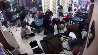 Silah seslerini duyan kendini yere attı! Korku dolu anlar kamerada