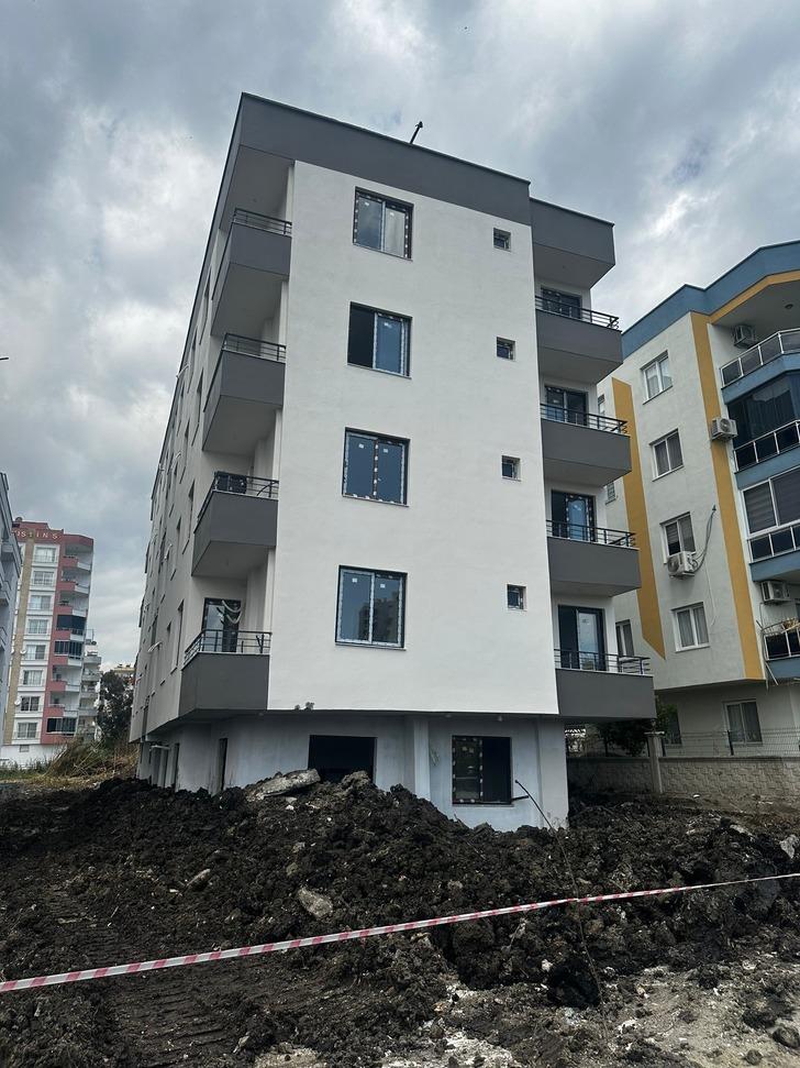 4 katlı yeni bina yan yatmaya başladı! Hızla ekipler sevk edildi... Tedirginlik yaratan görüntü G2