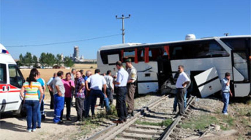 Tren servis otob&uuml;s&uuml;ne &ccedil;arptı