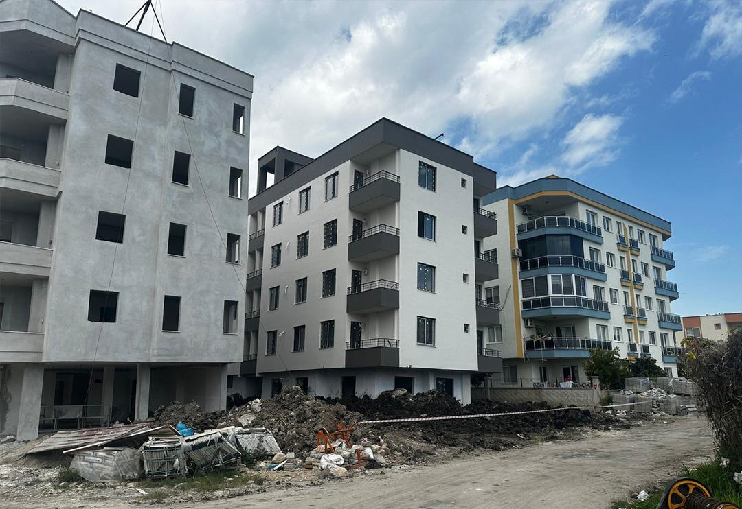4 katlı yeni bina yan yatmaya başladı! Hızla ekipler sevk edildi... Tedirginlik yaratan g&ouml;r&uuml;nt&uuml;