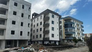 4 katlı yeni bina yan yatmaya başladı! Hızla ekipler sevk edildi... Tedirginlik yaratan görüntü