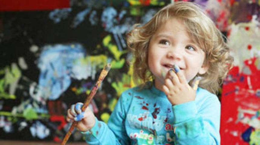 Beş yaşında, resimleriyle zengin oldu