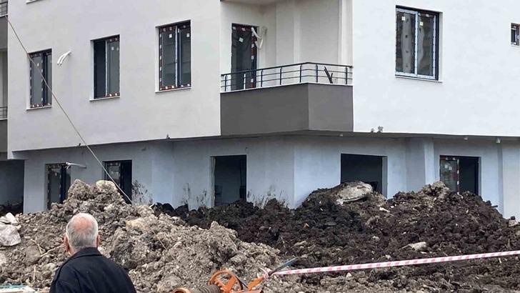 4 katlı yeni bina yan yatmaya başladı! Hızla ekipler sevk edildi... Tedirginlik yaratan görüntü G5