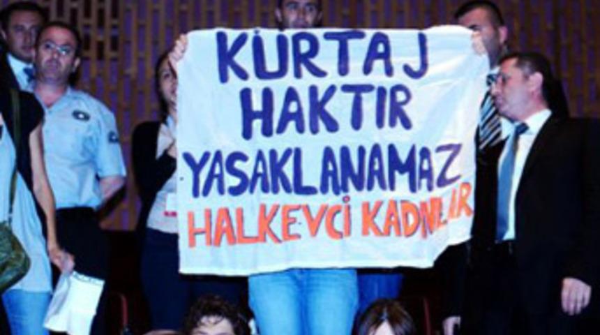 Kadın Bakan'a kürtaj protestosu!