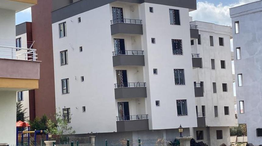 Yer: Mersin! Yeni yapılan bina yan yatmaya başladı, mühürlendi