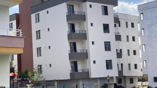 Yer: Mersin! Yeni yapılan bina yan yatmaya başladı, mühürlendi