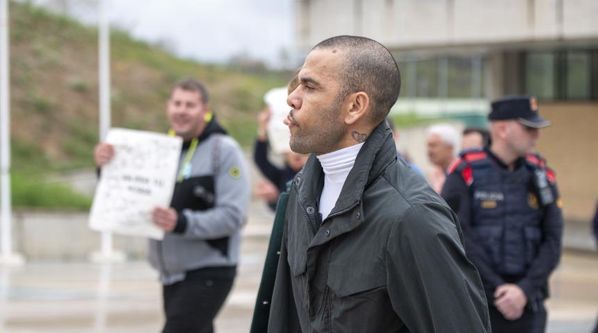 Cinsel saldırı suçundan ceza almıştı! Dani Alves 1 milyon avro kefalet ödeyerek cezaevinden çıktı