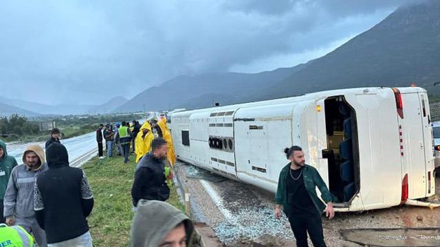 Mersin'de işçi servisi kaza yaptı! Çok sayıda yaralı var
