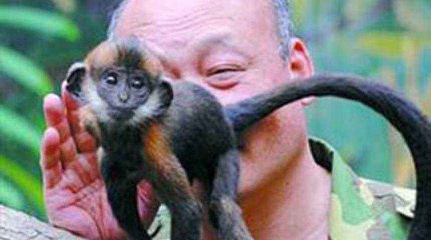 Kurtarmak için poposunu yaladı