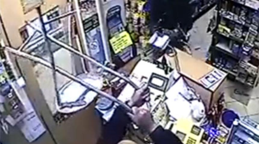 Gasp&ccedil;ıyı sandalyeyle d&ouml;vd&uuml;!