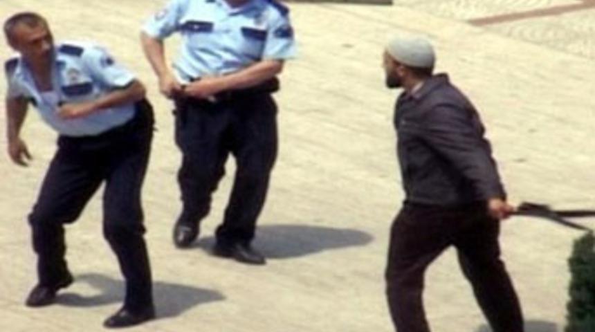 Polisleri kılıçla yaraladı