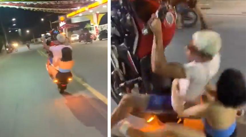 Tehlike saniye saniye 'geliyorum' dedi! Trafikte motorun önünü kaldırarak sürdü... Bir anda kontrolü kaybedince düştü 