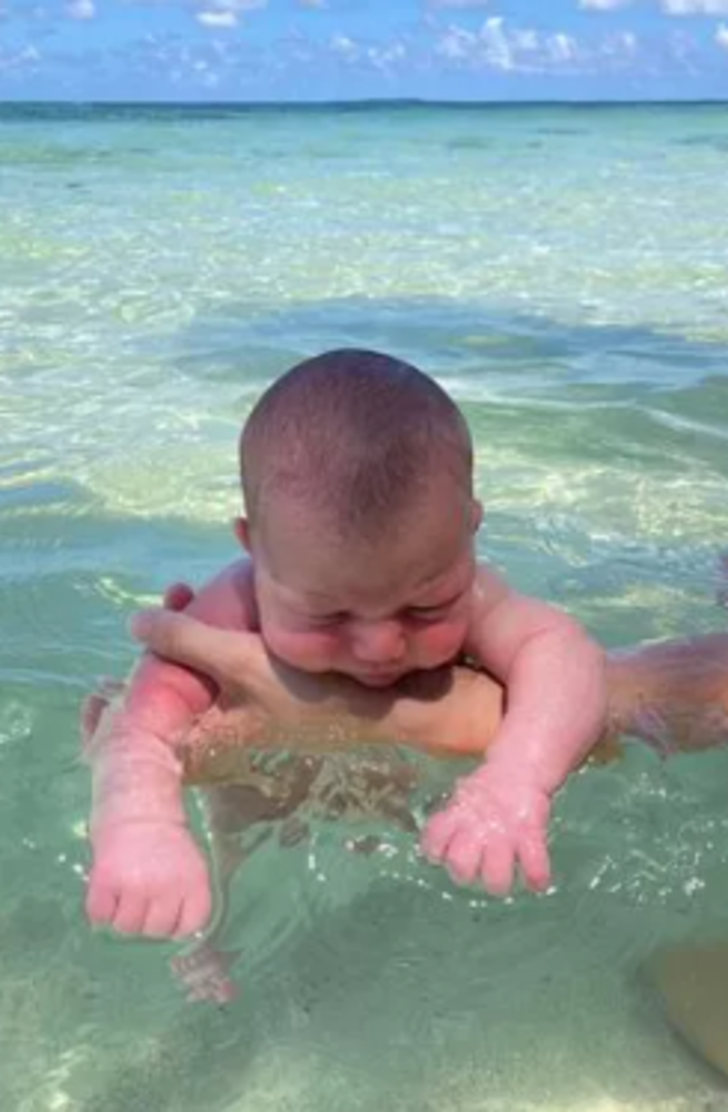 Hiçbir tıbbi yardım almadan okyanusun ortasında kendi kendisine doğum yaptı! Sosyal medyada gündem yaratmayı başadı G4