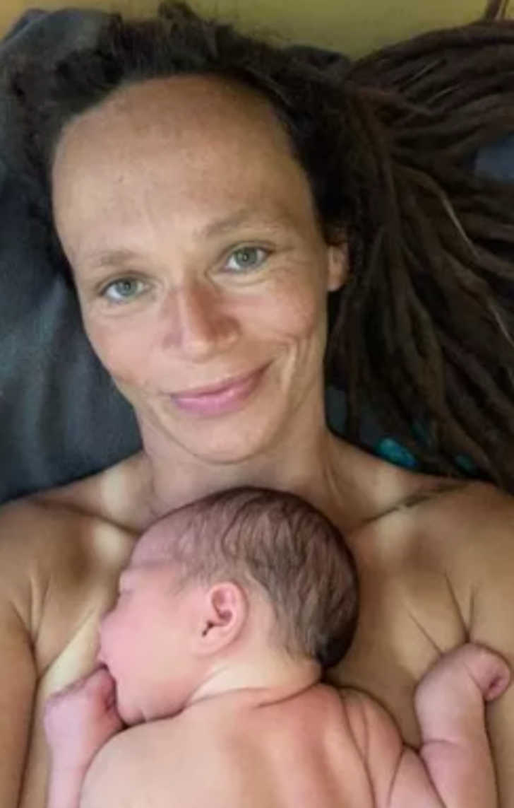 Hiçbir tıbbi yardım almadan okyanusun ortasında kendi kendisine doğum yaptı! Sosyal medyada gündem yaratmayı başadı G5