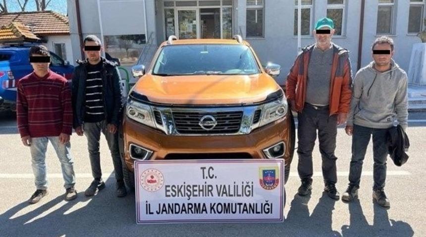 Jandarma ekiplerinin kontrollerinde yabancı uyruklu 3 göçmen yakalandı