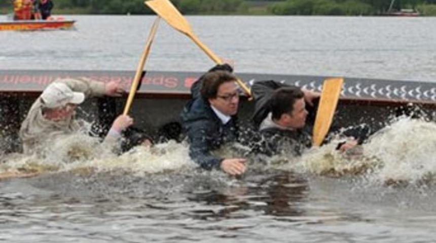 Bakanların bindiği kayık alabora oldu