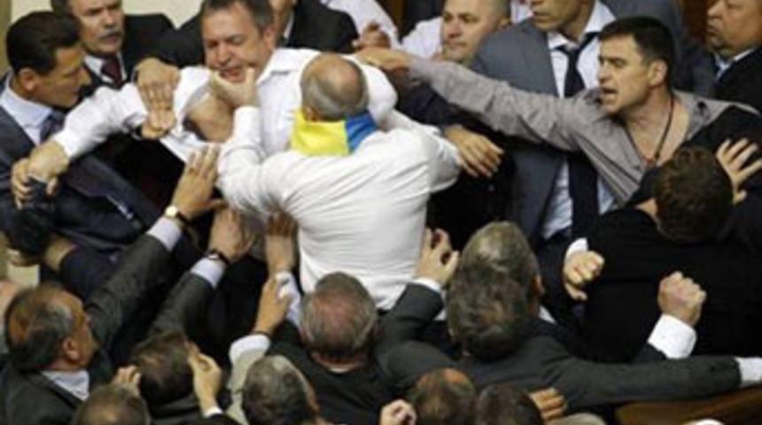 Parlamentoda yumruklar konuştu