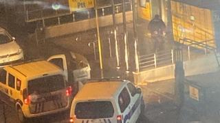 Kargosunu teslim alamayınca PTT şubesinin camlarını kırdı