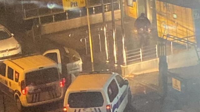 Kargosunu teslim alamayınca PTT şubesinin camlarını kırdı