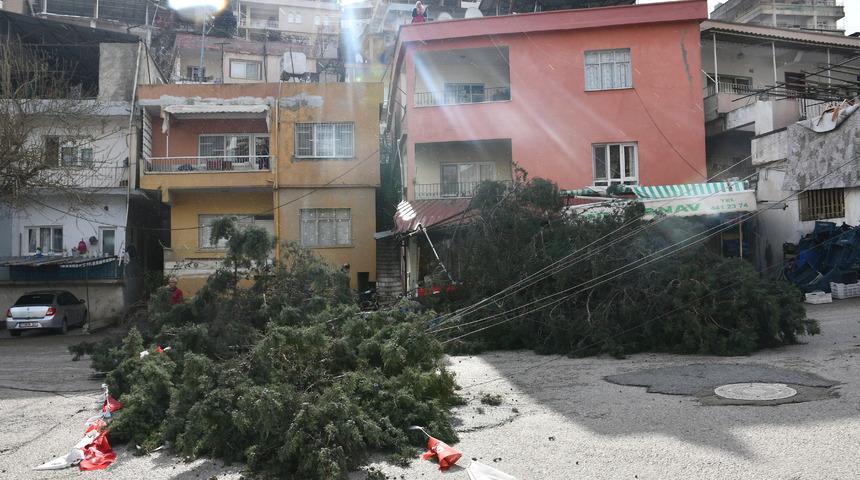 Hatay'da şiddetli rüzgar ve yağış etkili oldu