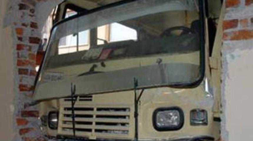 Pencereden minib&uuml;s girdi