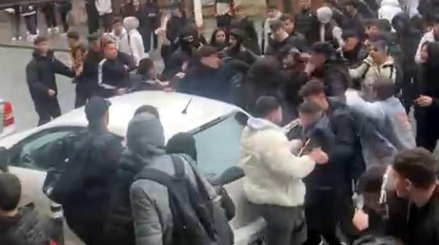 Liseliler arasında bıçaklı kavga! Ortalık savaş alanına döndü