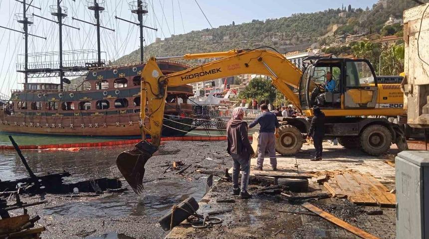 Alanya’da yanarak batan teknenin parçaları yüzeye çıkartıldı
