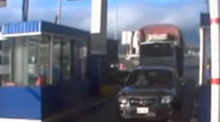 Gişede kamyon dehşeti