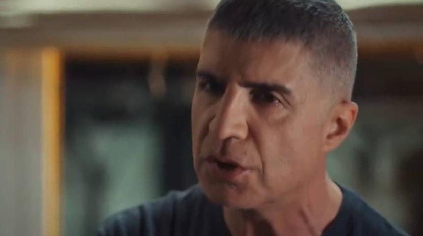 Kızıl Goncalar dizisinin Levent'i Özcan Deniz'in o sahnesi tüyleri diken diken etti! Sosyal medyada yorum yağdı