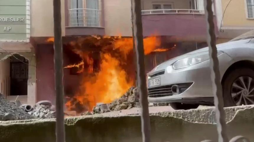 İstanbul'da korkutan doğal gaz patlaması! Alevler binaya sıçradı: Evler zarar gördü