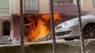 İstanbul'da korkutan doğal gaz patlaması! Alevler binaya sıçradı: Evler zarar gördü