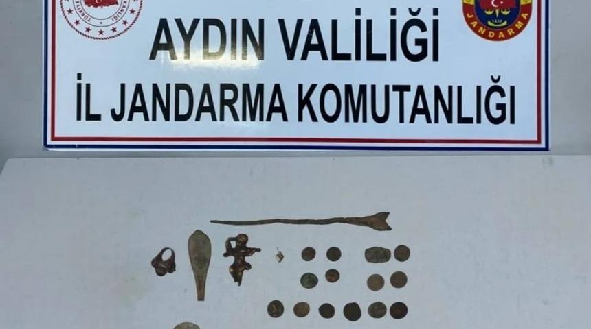 Jandarma ekipleri bulunan tarihi eserleri müzeye teslim etti