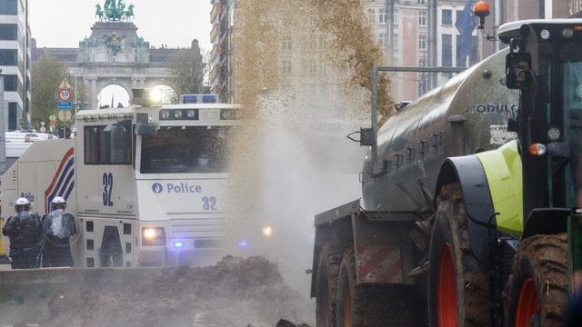 Brüksel'i savaş alanına çevirdiler! Polise gübre sıkıp sis bombaları attılar
